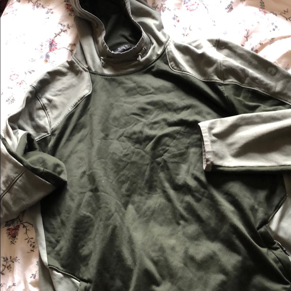 Under armour sweatshirt